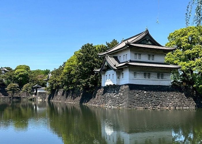 Imperial Palace & Shogun Historical Walking Tour Tokyo — guided tour of East Garden